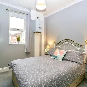 Homely Haven: Spacious 4-bedroom With Free Parking & Fast Wi-fi Bournemouth