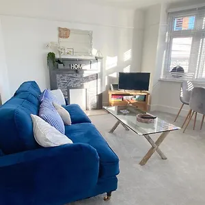 Coastal Breeze - Beautiful Two Bedroom With Free Parking Near Local Beaches Bournemouth